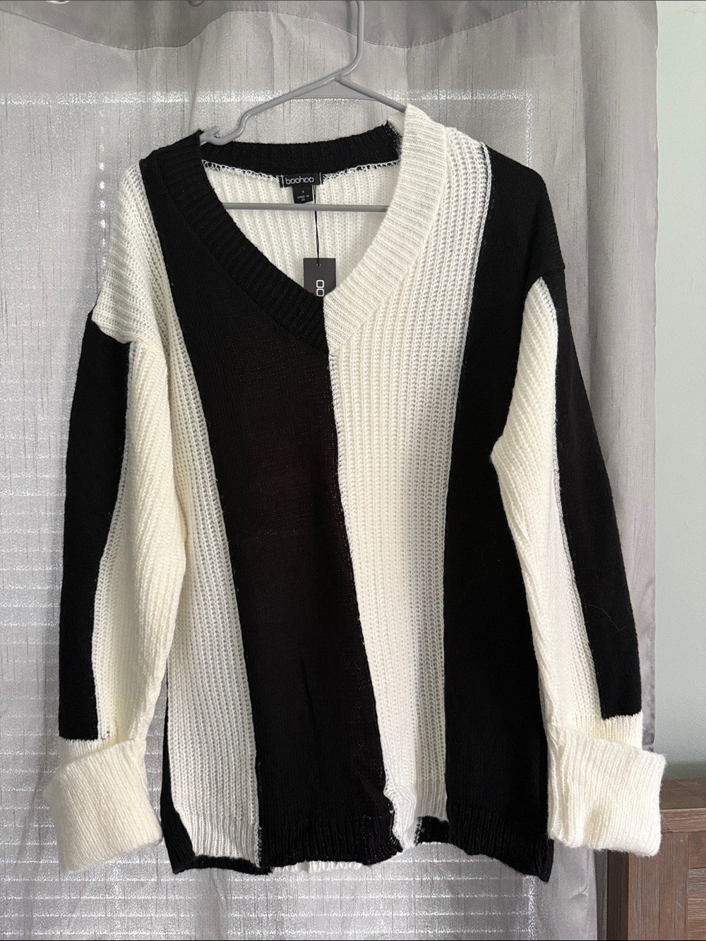 Boohoo Black & White V‑Neck Colorblock Knit Sweater